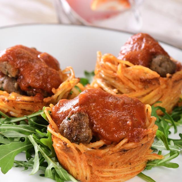 Nids de spaghetti à la sauce tomate et aux boulettes de viande