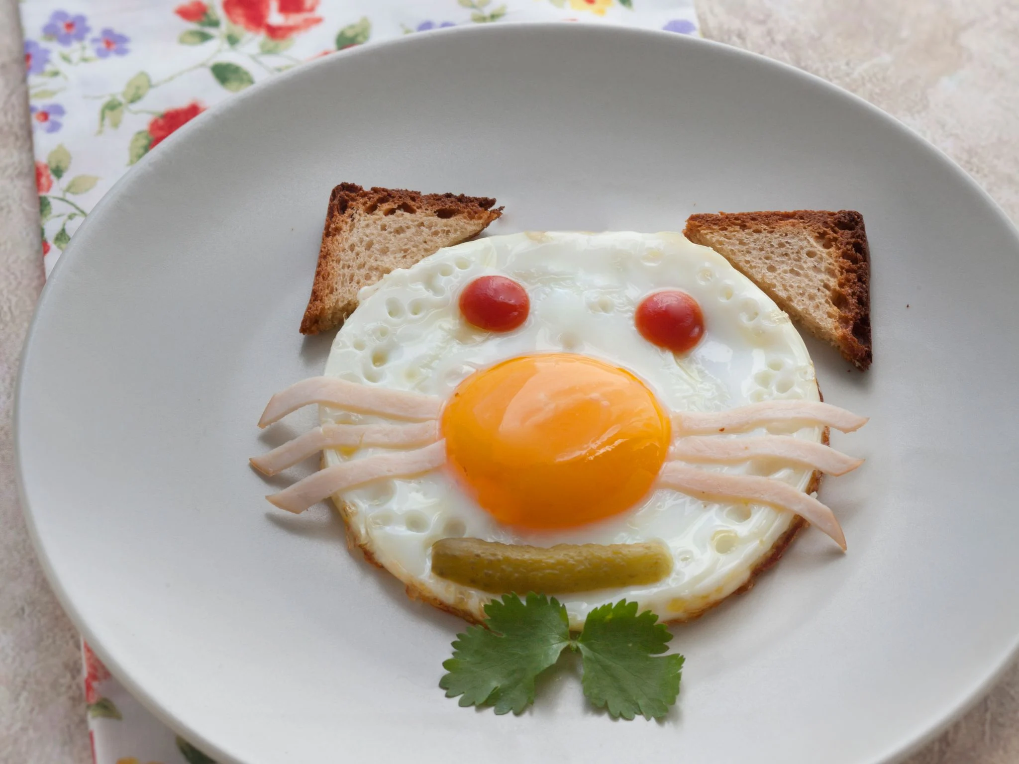 Oeuf-chat rigolo pour les enfants